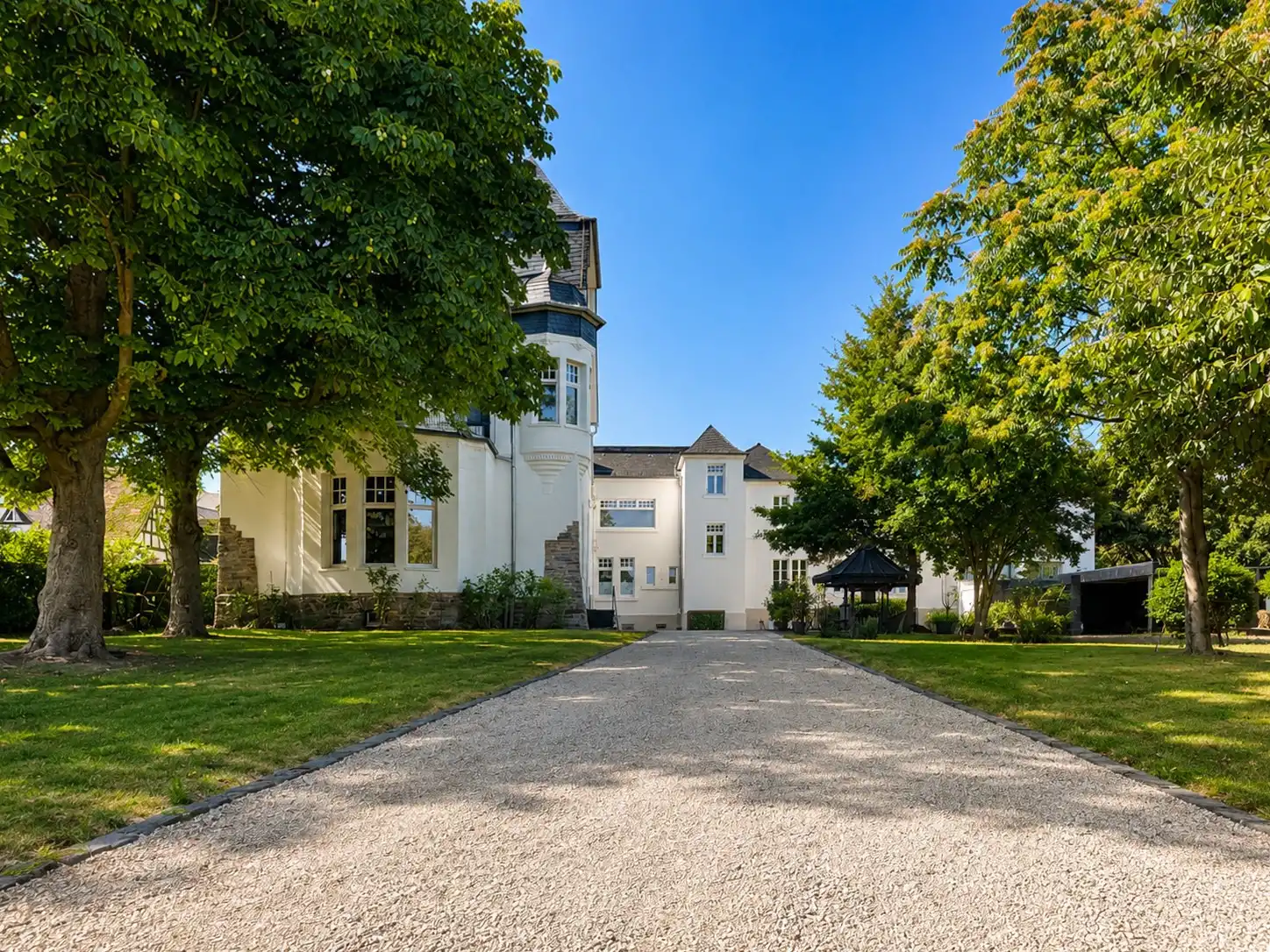Photos Grand historic prime estate on the Rhine with park and castle views near Frankfurt am Main