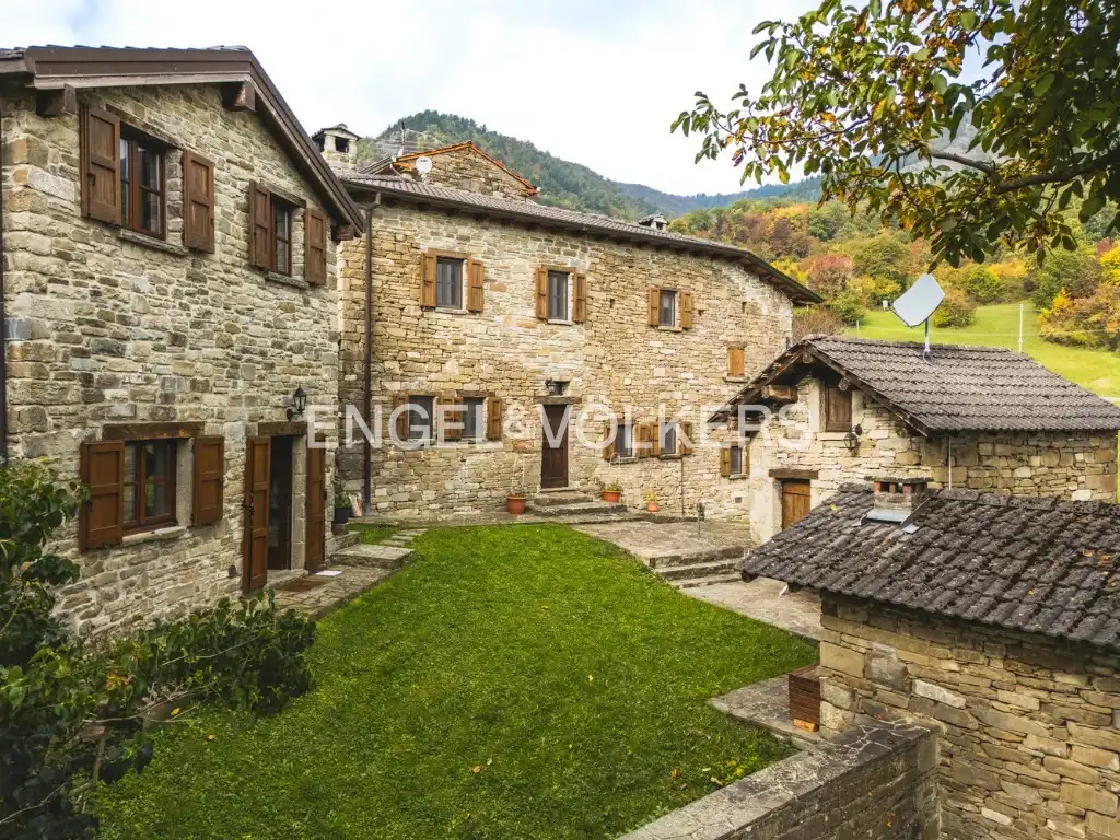 Photos Country property with two residential units near Parma