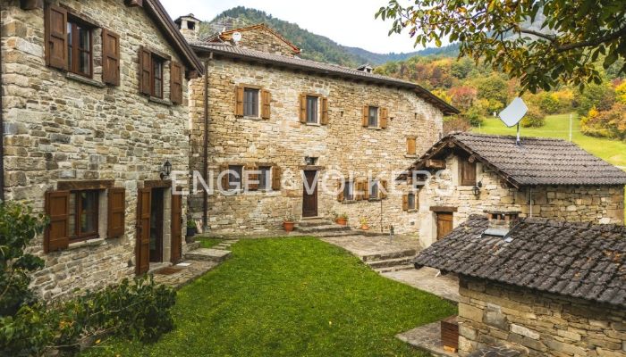 Country property with two residential units near Parma