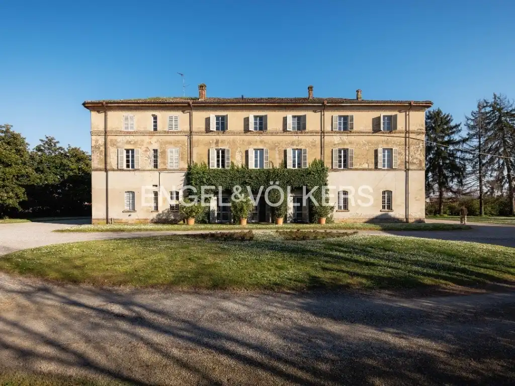 Photos Classical country house with parkland and outbuildings near Piacenza