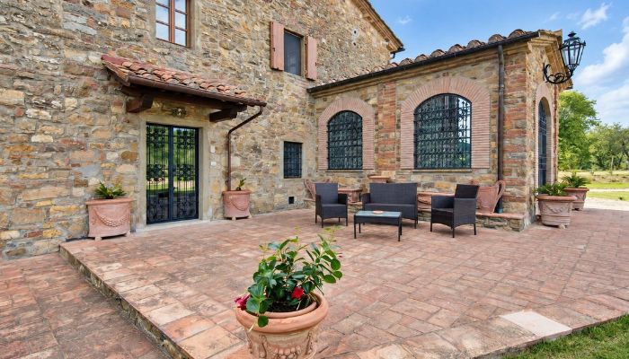Country property near Arezzo with 12.36 acres of land