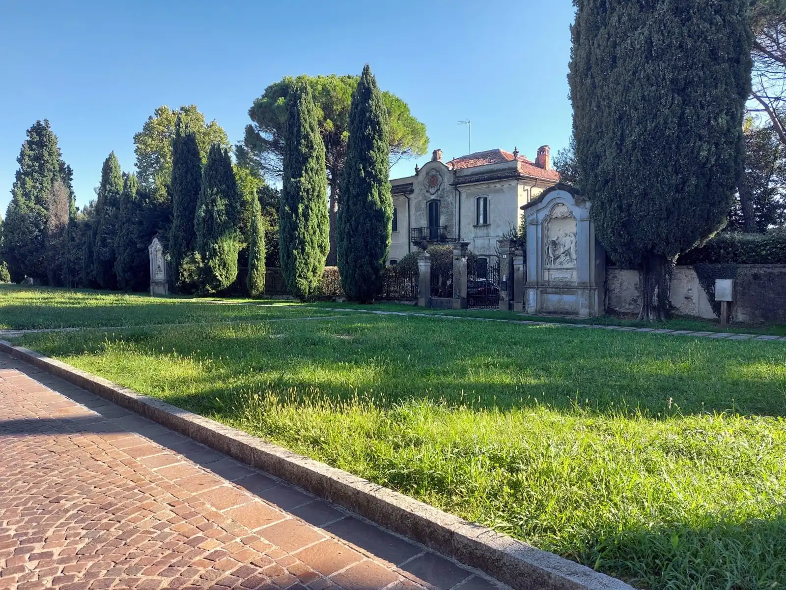Photos Grand historic house with garden in Costa Masnaga