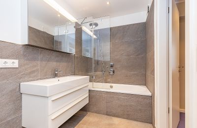 Period mansion for sale Berlin, , Badezimmer Einliegerwohnung im Souterrain