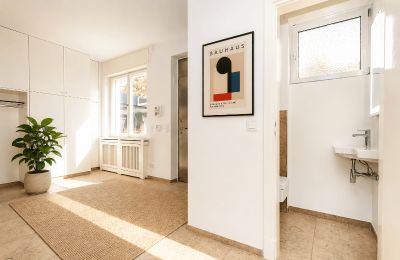 Period mansion for sale Berlin, , Entrée mit Einbauschränken und Gäste-WC visualisiert