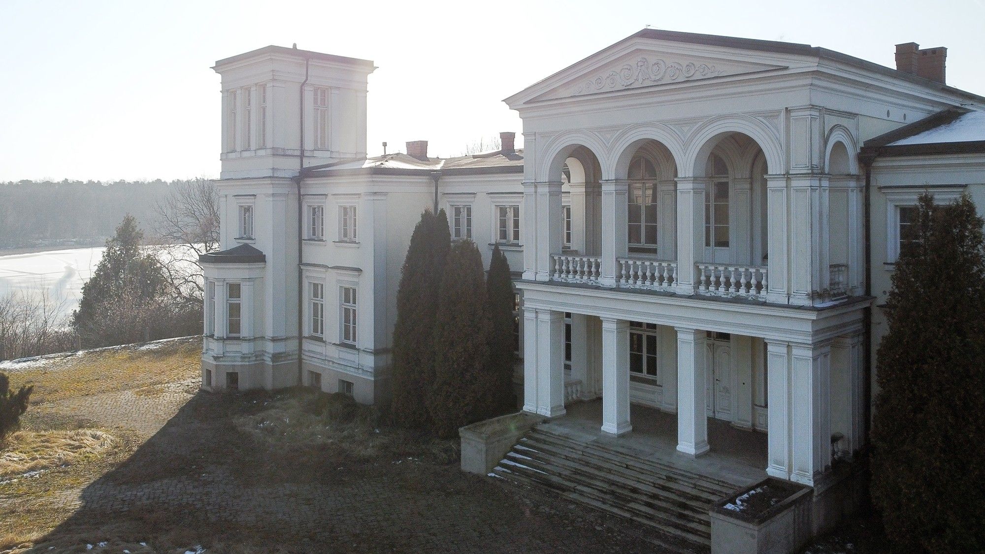Photos Country house at the lake in Central Poland: Pałac w Lubstowie