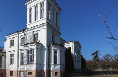 Castle for sale Lubstów, Pałac w Lubstowie, Greater Poland, Side view