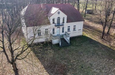 Character properties, Cozy Manor from 1860 with outbuildings