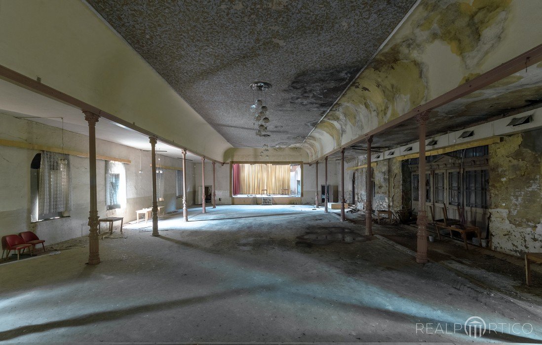 Etzdorf: The historical inn's ballroom before demolition, Etzdorf