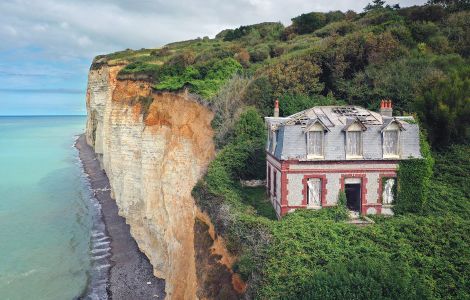 Saint-Pierre-en-Port, Chemin du Raidillon - Cliffhanger: Abandonend Villa in Saint-Pierre-en-Port