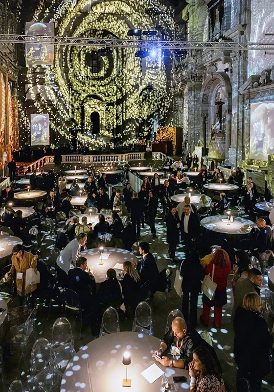Camisa Essential event inside an old church in Italy