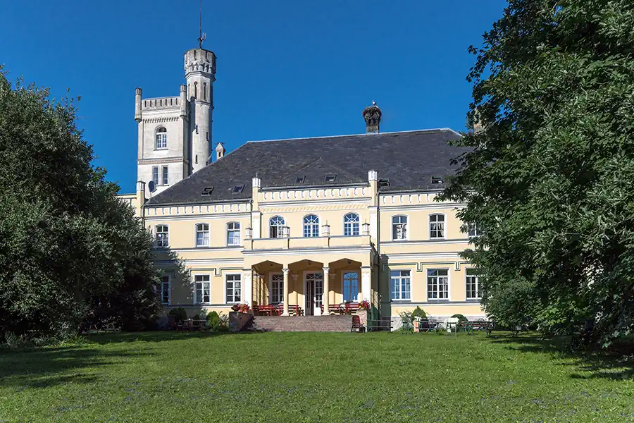 Manor house in Pomerania: Ribbekardt Castle (Pałac w Rybokartach)