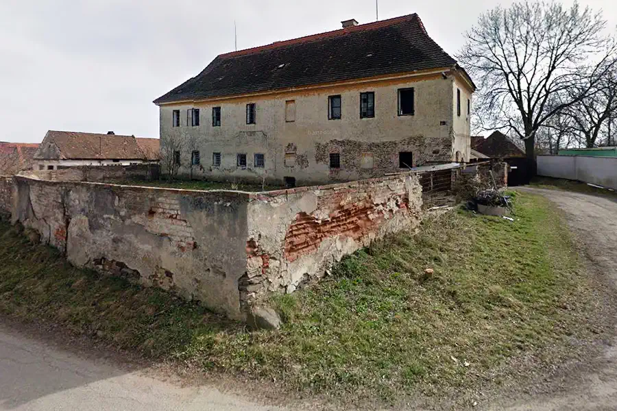 Castle façade before renovation
