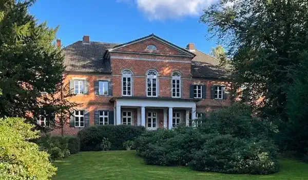 Park view of the manor in Stecknitz