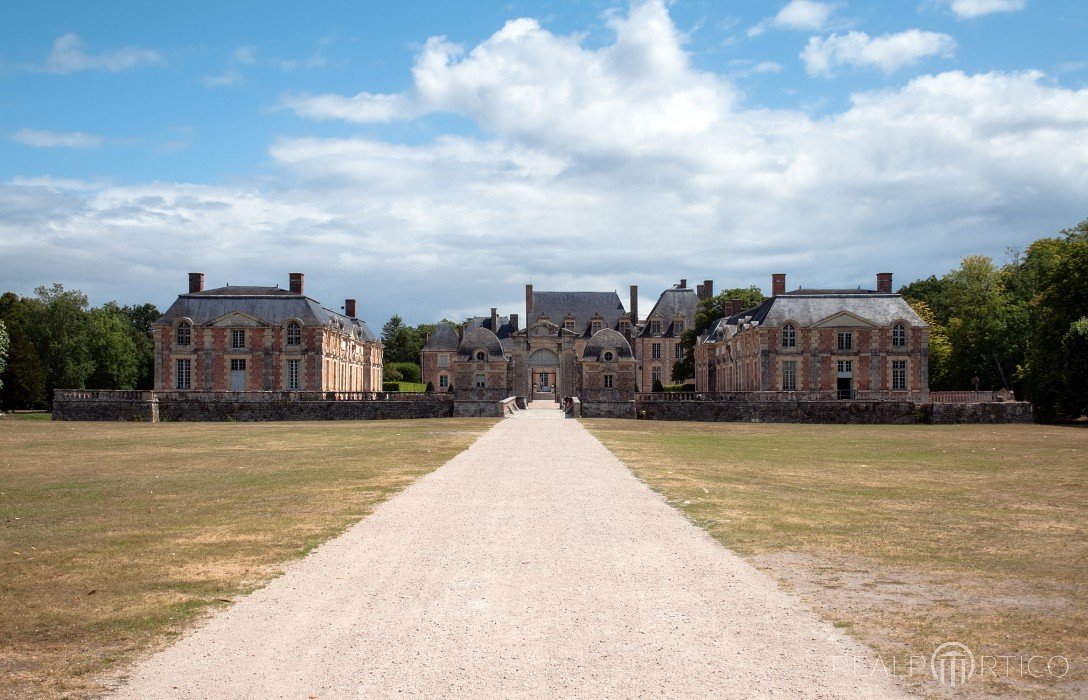 Castle in La Ferté-Saint-Aubin, La Ferté-Saint-Aubin