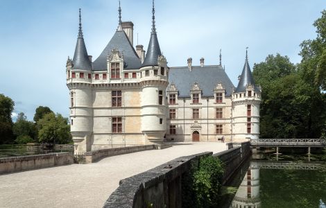  - Loire Castles: Château d'Azay-le-Rideau, Castle courtyard