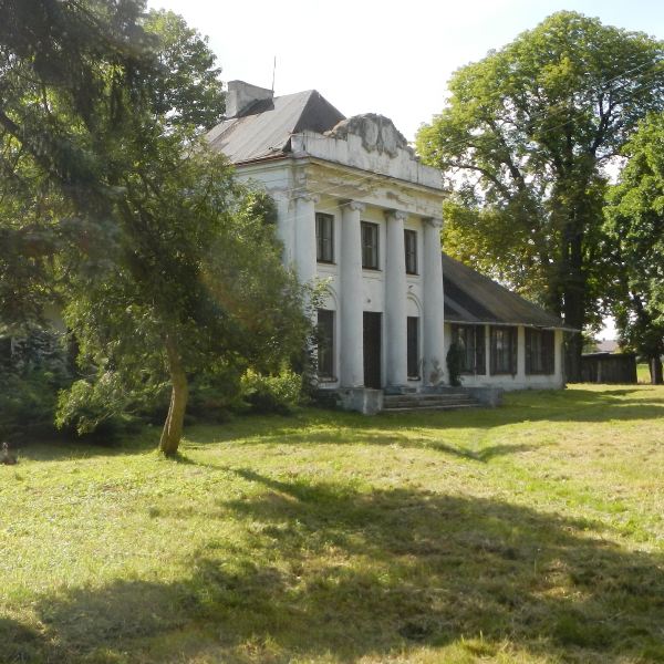 Classical fixer upper manor in Central Poland