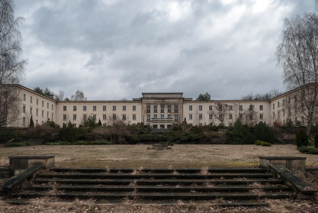 Former "Free German Youth" University at Bogensee: Main building with lecture hall, Lanke