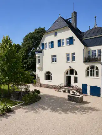Period mansion on the Rhine with park, vineyard and Schloss Johannisberg views