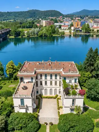For sale in Castelletto Ticino: prestigious apartment in a historic villa with centuries-old park
