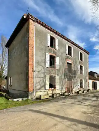 Spacious Rural Property with Garden, Outbuildings in Boulogne-sur-Gesse Area
