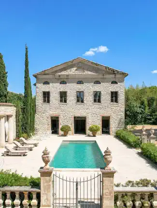 Chateau near Uzès with significant original features from several centuries, 17.3 acres, Uzès, Occitania