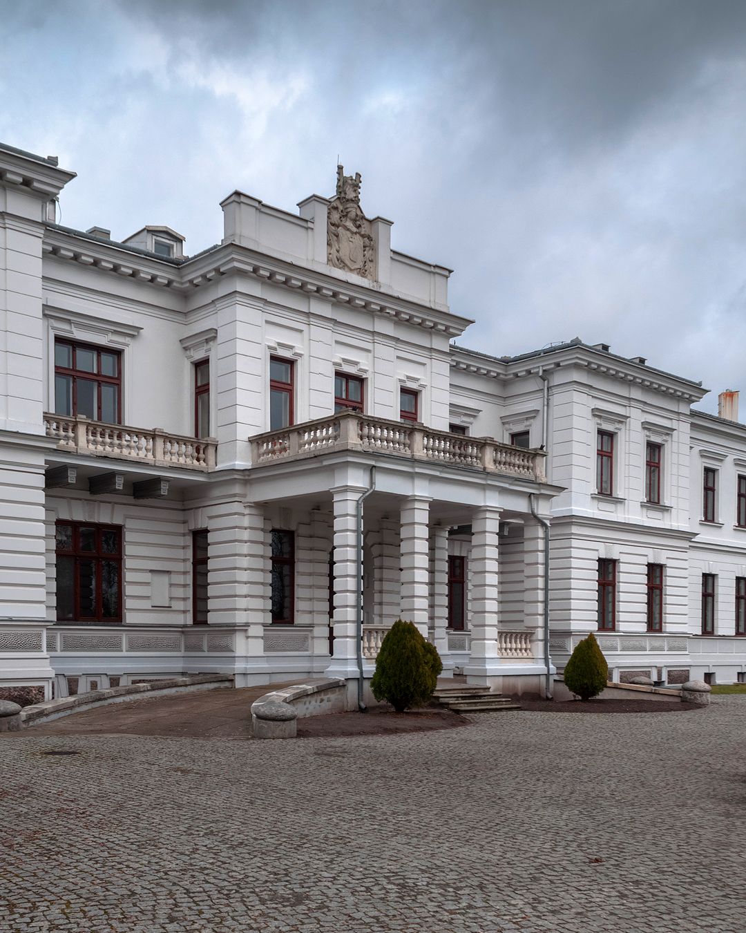 Portikus Schloss in Szymanów, Sochaczew County, Masowien